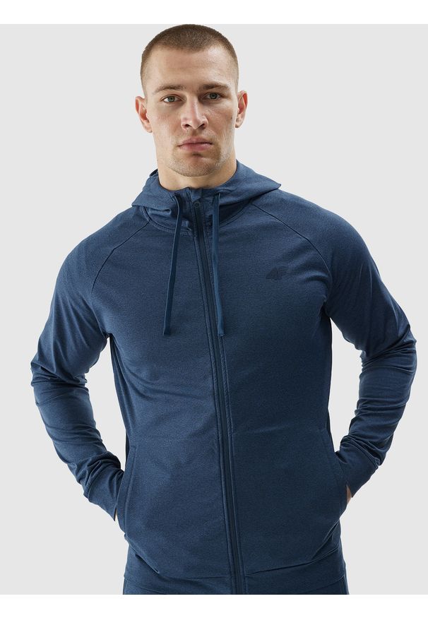 4f - 4F Bluza treningowa regular szybkoschnąca męska - granatowa XXL. Typ kołnierza: kaptur, kołnierzyk stójkowy. Kolor: niebieski. Materiał: materiał, dzianina, syntetyk, włókno, jersey, elastan. Długość rękawa: raglanowy rękaw. Wzór: gładki, jednolity, ze splotem. Styl: sportowy. Sport: fitness