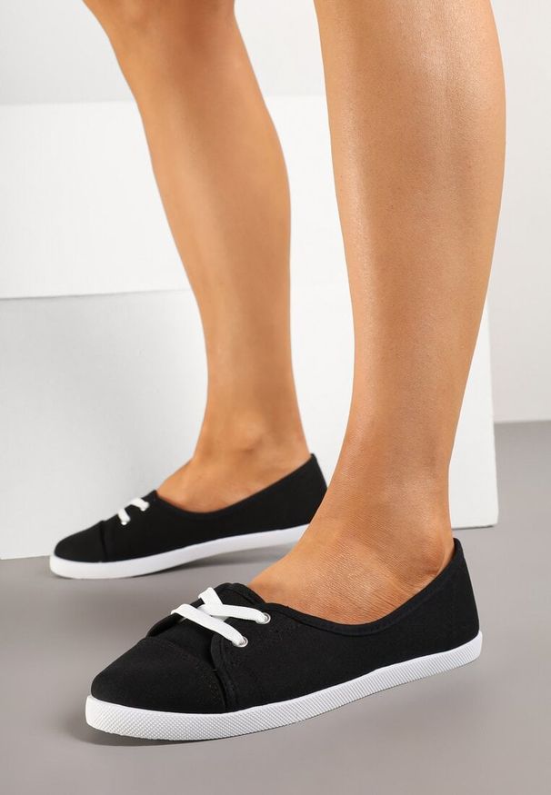 Renee - Czarno-Białe Tenisówki Vices Ozdobione Wiązaniem Arivanti. Kolor: czarny. Wzór: aplikacja