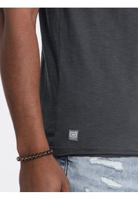 Ombre Clothing - Męski t-shirt z surowym wykończeniem – grafitowy V7 - Rozmiar: S. Okazja: na co dzień. Kolor: szary. Materiał: skóra, materiał, bawełna. Wzór: aplikacja. Styl: casual #4