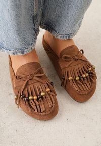 Born2be - Brązowe Klapki VICES Typu Mule z Koralikami Frędzlami i Kokardą Dioleora. Okazja: na co dzień. Kolor: brązowy. Wzór: aplikacja. Styl: casual, elegancki #9