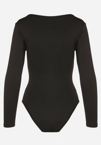 Born2be - Czarne Dopasowane Body w Klasycznym Stylu Enatila. Okazja: na co dzień. Kolor: czarny. Styl: klasyczny