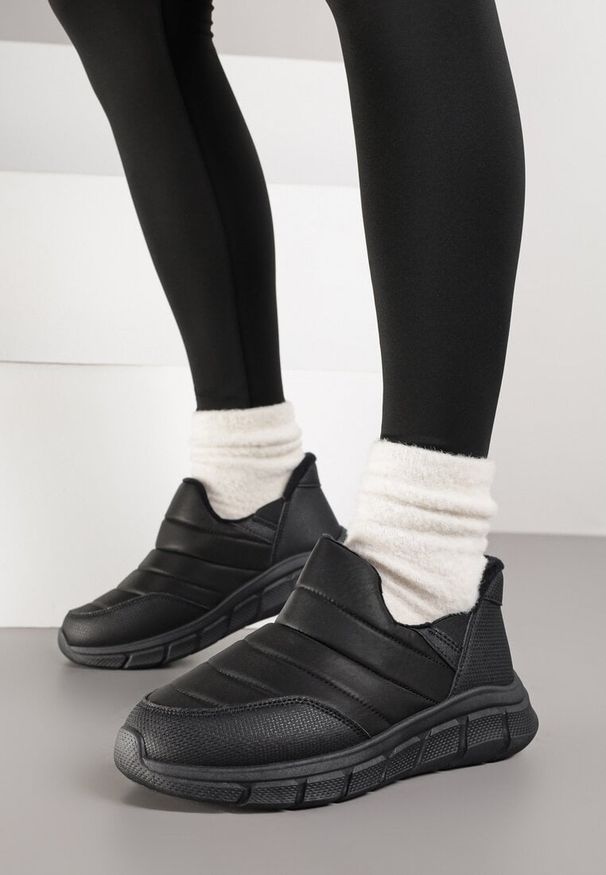 Renee - Czarne Sneakersy Śniegowce na Platformie z Tłoczeniem i Pikowaną Cholewką Vermina. Okazja: na co dzień. Kolor: czarny. Materiał: dresówka. Szerokość cholewki: normalna. Obcas: na platformie