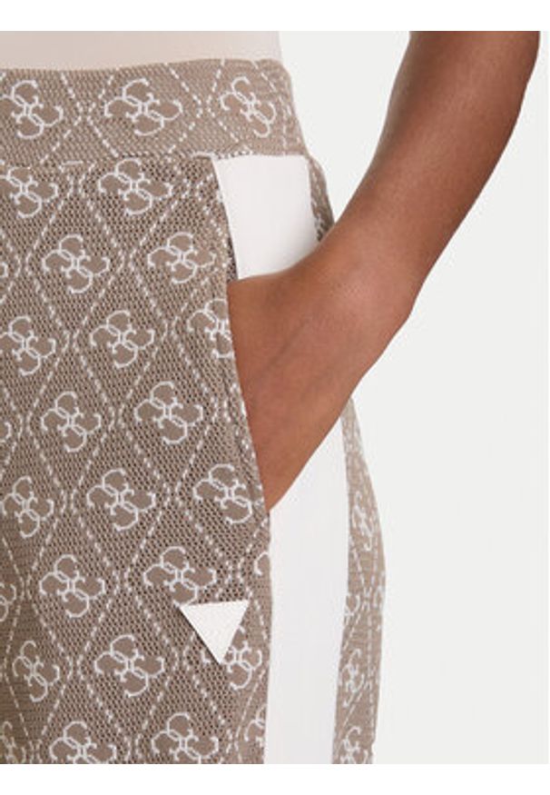 Guess Spodnie dresowe V5BB15 K1990 Brązowy Relaxed Fit. Kolor: brązowy. Materiał: syntetyk