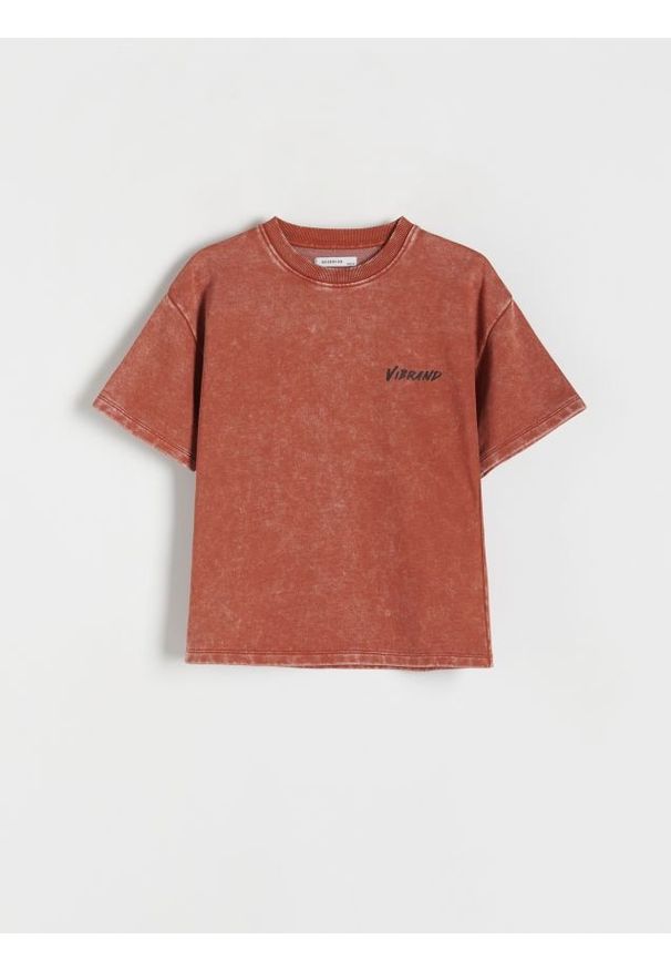 Reserved - T-shirt oversize z efektem sprania - kasztanowy. Kolor: brązowy. Materiał: dzianina, bawełna