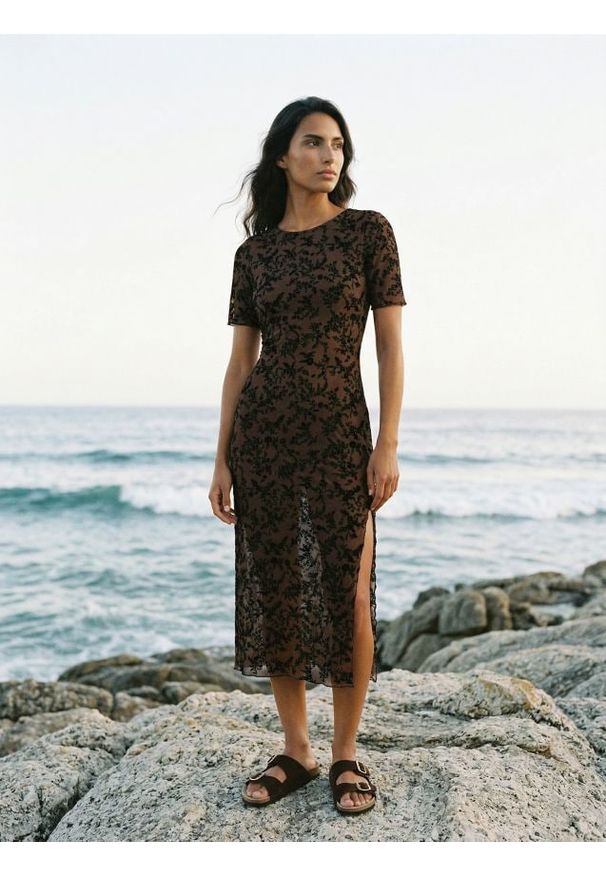 Sinsay - Sukienka z koronkowym wzorem kwiatowym - brązowy. Kolor: brązowy. Materiał: koronka. Wzór: kwiaty