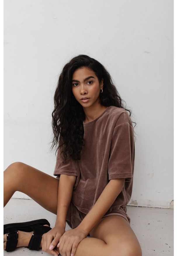 Marsala - Luźny top welurowy w kolorze DEEP TAUPE - SPINE. Materiał: welur. Długość rękawa: krótki rękaw. Długość: krótkie
