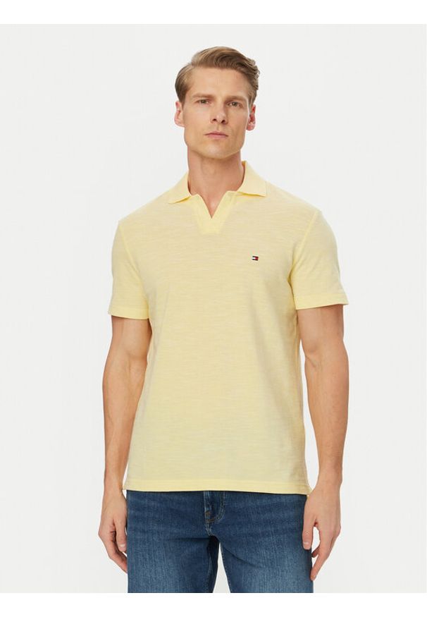 TOMMY HILFIGER - Tommy Hilfiger Polo Textured Oxford Pique MW0MW38482 Żółty jasny Regular Fit. Typ kołnierza: polo. Kolor: żółty. Materiał: bawełna
