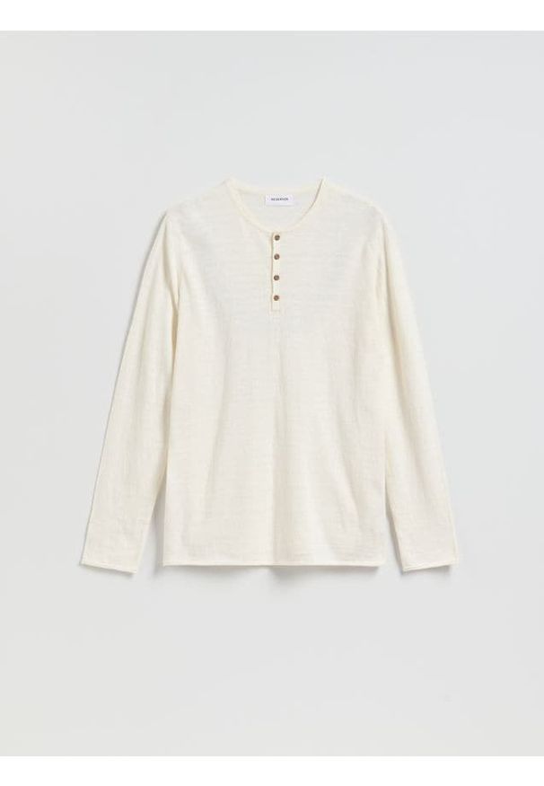 Reserved - Sweter henley - złamana biel. Typ kołnierza: typu henley. Materiał: dzianina, len
