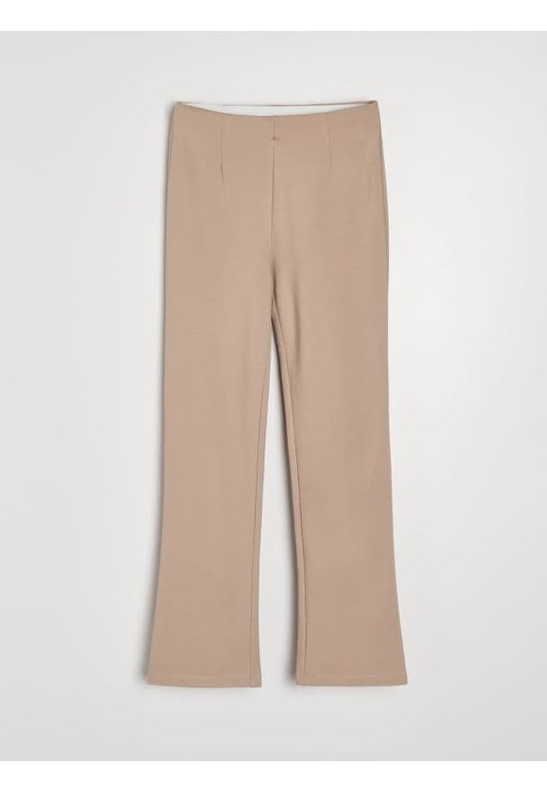 Sinsay - Spodnie straight leg z dzianiny roma - beżowy. Kolor: beżowy. Materiał: dzianina