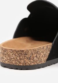 Renee - Czarne Klapki Ozdobione Klamrą na Pasku Zelevelis. Okazja: na co dzień. Kolor: czarny. Materiał: jeans. Wzór: aplikacja. Obcas: na obcasie. Styl: casual, elegancki. Wysokość obcasa: niski #6