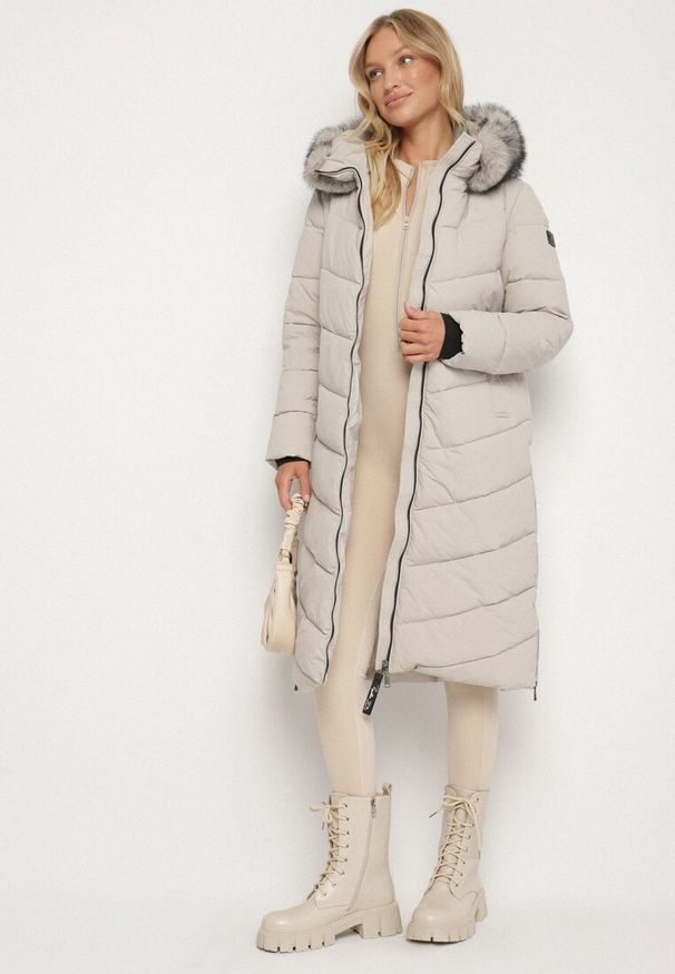 Born2be - Beżowa Długa Kurtka z Pikowanymi Przeszyciami i Kapturem z Futerkiem Galella. Okazja: na co dzień. Kolor: beżowy. Materiał: futro. Długość: długie. Styl: casual, klasyczny, elegancki