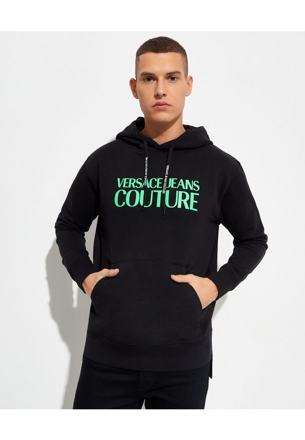 Versace Jeans Couture - VERSACE JEANS COUTURE - Czarna bluza z kapturem. Typ kołnierza: kaptur. Kolor: czarny. Materiał: bawełna. Długość rękawa: długi rękaw. Długość: długie. Wzór: kolorowy, nadruk