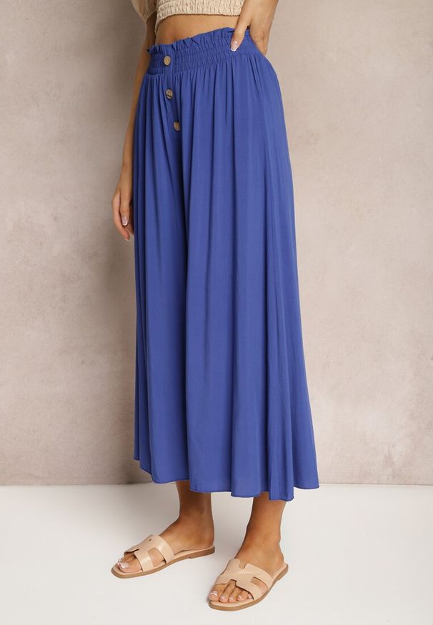 Renee - Granatowe Wiskozowe Spodnie Palazzo z Gumką w Talli Zdobione Guzikami z Nogawkami 3/4 Efinna. Okazja: na spacer, do pracy, na co dzień. Kolor: niebieski. Materiał: wiskoza. Wzór: aplikacja. Sezon: lato. Styl: elegancki, casual