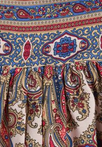 Renee - Jasnobeżowa Rozkloszowana Sukienka we Wzór Paisley z Rękawem 3/4 Briarwa. Okazja: na co dzień. Kolor: beżowy. Wzór: paisley. Styl: elegancki, casual #6