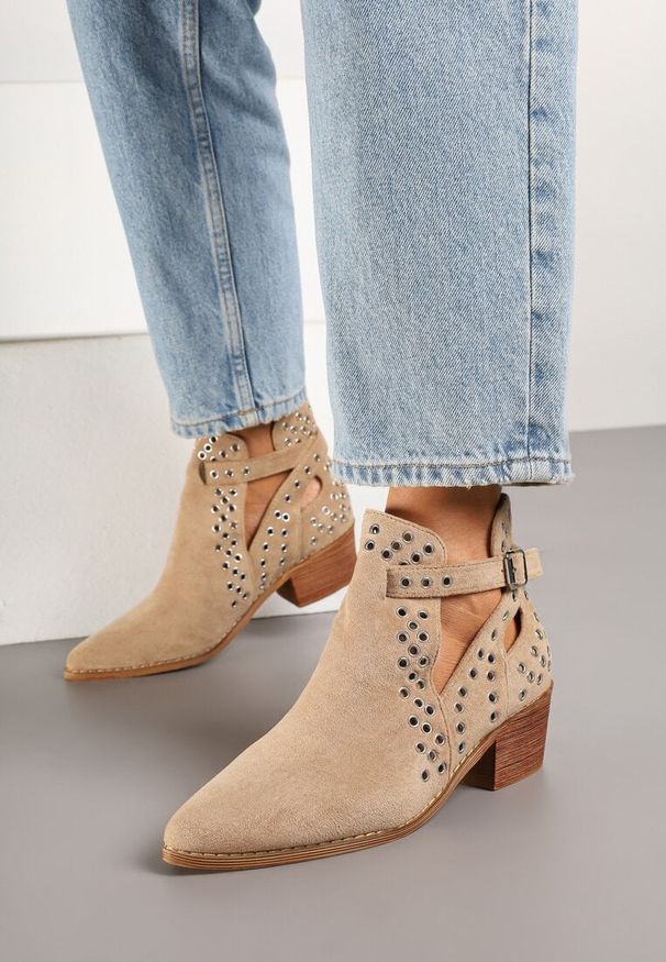 Born2be - Ciemnobeżowe Botki na Obcasie w Stylu Kowbojek z Wycięciem i Nitami Eleavira. Okazja: na co dzień. Kolor: beżowy. Materiał: jeans. Obcas: na obcasie. Styl: elegancki, casual. Wysokość obcasa: średni