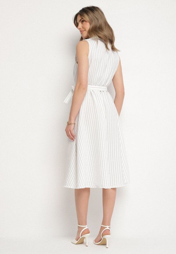 Born2be - Biała Sukienka o Koszulowym Kroju Bez Rękawów z Wiązanym Paskiem Liriora. Okazja: na co dzień. Typ kołnierza: dekolt w kształcie V. Kolor: biały. Długość rękawa: bez rękawów. Typ sukienki: koszulowe. Styl: casual, klasyczny