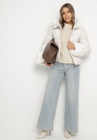 Born2be - Biała Pikowana Kurtka z Kapturem Zdobiona Futerkiem Olenesa. Okazja: na co dzień. Typ kołnierza: kaptur. Kolor: biały. Materiał: futro. Wzór: aplikacja. Styl: casual #3