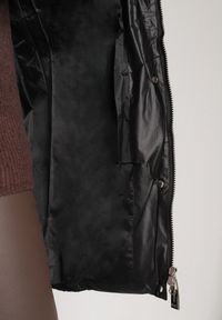 Born2be - Czarna Długa Kurtka Pikowana z Odpinanym Kapturem i Futerkiem Retelma. Okazja: na co dzień. Kolor: czarny. Materiał: futro. Długość: długie. Styl: casual #4