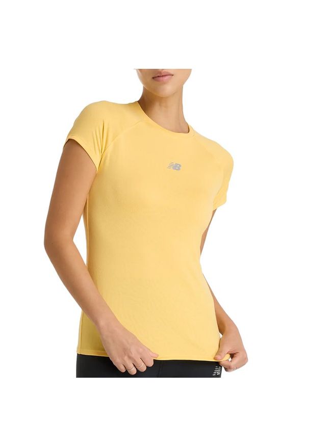 Koszulka New Balance WT51223CEE - żółta. Kolor: żółty. Materiał: materiał, tkanina. Długość rękawa: krótki rękaw. Długość: krótkie. Wzór: napisy