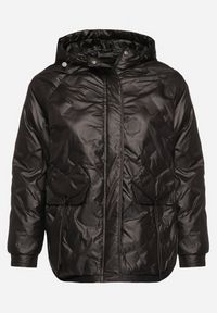 Born2be - Czarna Kurtka Pikowana z Kapturem i Kieszeniami o Pudełkowym Kroju Eravinna. Okazja: na spacer. Typ kołnierza: kaptur. Kolekcja: plus size. Kolor: czarny. Długość rękawa: długi rękaw. Długość: długie. Wzór: aplikacja #4