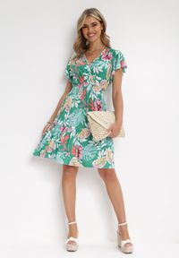 Born2be - Zielona Sukienka Mini z Kopertową Górą i Gumką w Pasie Keasia. Typ kołnierza: dekolt kopertowy. Kolor: zielony. Typ sukienki: kopertowe. Długość: mini #2
