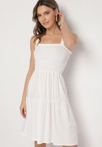 Born2be - Biała Rozkloszowana Sukienka na Ramiączkach z Wiskozy Miravelia. Okazja: na co dzień. Typ kołnierza: dekolt kwadratowy. Kolor: biały. Materiał: wiskoza. Długość rękawa: na ramiączkach. Typ sukienki: proste. Styl: casual #7