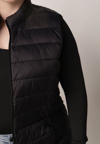 Born2be - Czarna Pikowana Kamizelka Przejściowa ze Stójką Edanwen. Typ kołnierza: kołnierzyk stójkowy. Kolekcja: plus size. Kolor: czarny. Materiał: jeans, nylon. Styl: klasyczny #3