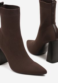 Renee - Brązowe Botki Vices na Geometrycznym Słupku ze Skarpetową Cholewką Falunelle. Okazja: na co dzień. Kolor: brązowy. Materiał: jeans. Szerokość cholewki: normalna. Wzór: geometria. Obcas: na słupku. Styl: street, casual, elegancki #6