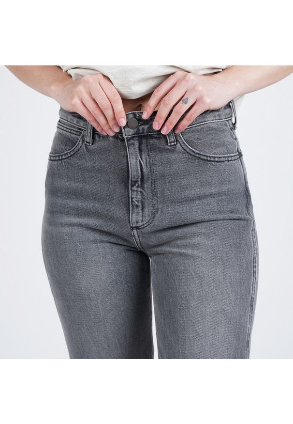 Wrangler - SPODNIE DAMSKIE WRANGLER RETRO OCEAN ROCK W22ARJ69S 112127793. Styl: retro, rockowy