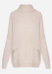 Born2be - Beżowy Golf z Wiskozą Zdobiony Wsuwanymi Kieszonkami Viaela. Okazja: na co dzień. Typ kołnierza: golf. Kolekcja: plus size. Kolor: beżowy. Długość: długie. Wzór: aplikacja. Materiał: wiskoza. Długość rękawa: długi rękaw. Styl: elegancki, casual