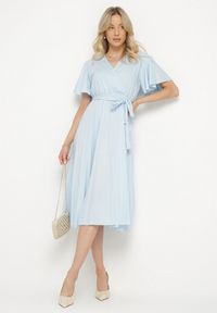 Born2be - Jasnoniebieska Sukienka Plisowana z Dekoltem w V z Paskiem w Talii Zolseki. Okazja: na co dzień. Kolor: niebieski. Styl: casual, klasyczny #6