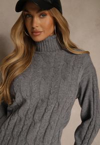 Renee - Szara Sukienka Sweterkowa z Golfem Wełną Bawełną i Ozdobnym Splotem Reilenea. Okazja: na imprezę. Typ kołnierza: golf. Kolor: szary. Materiał: wełna, bawełna. Wzór: ze splotem. Styl: elegancki #5