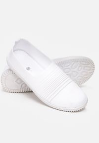 Born2be - Białe Tenisówki Vivianah. Nosek buta: okrągły. Zapięcie: bez zapięcia. Kolor: biały. Materiał: materiał. Szerokość cholewki: normalna. Wzór: aplikacja. Obcas: na płaskiej podeszwie