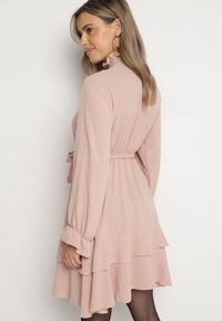 Born2be - Różowa Sukienka z Falbanami i Marszczonym Golfem z Dodatkowym Wiązanym Paskiem Savelina. Okazja: na imprezę. Typ kołnierza: golf. Kolor: różowy. Typ sukienki: rozkloszowane. Styl: elegancki, klasyczny #3