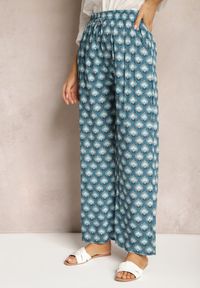Renee - Niebieskie Szerokie Spodnie z Gumką w Talii z Wiskozy w Mozaikowy Print Wavelette. Okazja: na co dzień. Stan: podwyższony. Kolor: niebieski. Materiał: wiskoza. Wzór: nadruk. Styl: casual, elegancki #6