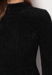 Born2be - Czarny Wełniany Sweter Prążkowany z Długim Włosiem Aryndra. Kolor: czarny. Materiał: wełna, prążkowany. Długość rękawa: długi rękaw. Długość: długie #5