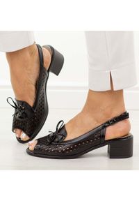Czarne sandały damskie na obcasie M.Daszyński Sa262-2. Okazja: na co dzień, na ślub cywilny, na spotkanie biznesowe, na wesele. Kolor: czarny. Materiał: skóra. Sezon: wiosna, lato. Obcas: na obcasie. Styl: biznesowy, elegancki, casual, klasyczny, wizytowy. Wysokość obcasa: średni #1