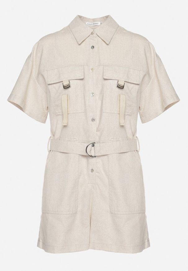 Born2be - Jasnobeżowy Kombinezon z Lnem i Wiskozą z Koszulową Górą i Materiałowym Paskiem z Klamrą Lolefia. Okazja: na co dzień. Kolor: beżowy. Materiał: wiskoza, len, materiał. Długość rękawa: krótki rękaw. Długość: krótkie. Styl: casual, elegancki, wizytowy