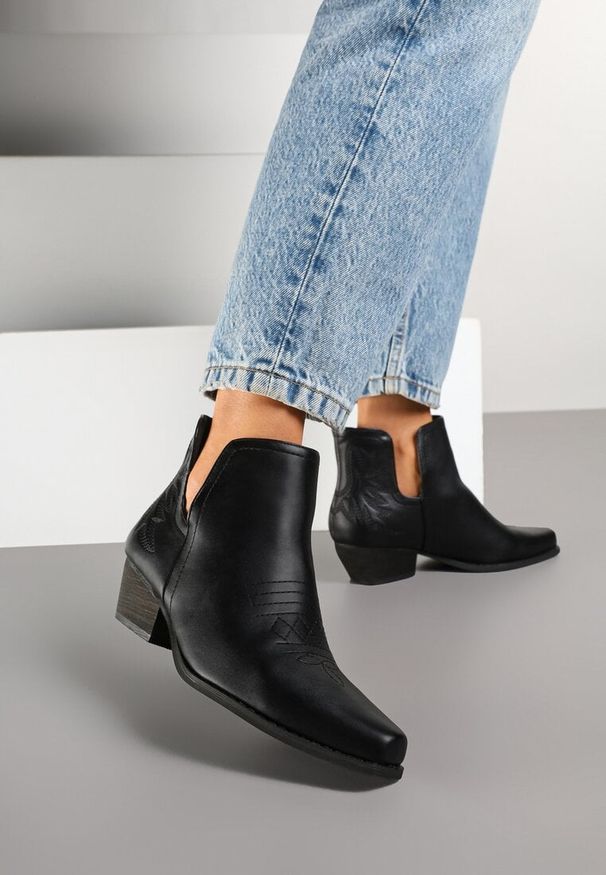 Renee - Czarne Botki Kowbojki na Obcasie Typu Stożek z Cholewką z Wycięciami Hanaries. Okazja: na co dzień. Nosek buta: szpiczasty. Kolor: czarny. Materiał: jeans. Szerokość cholewki: normalna. Obcas: na obcasie. Styl: elegancki, casual. Wysokość obcasa: średni