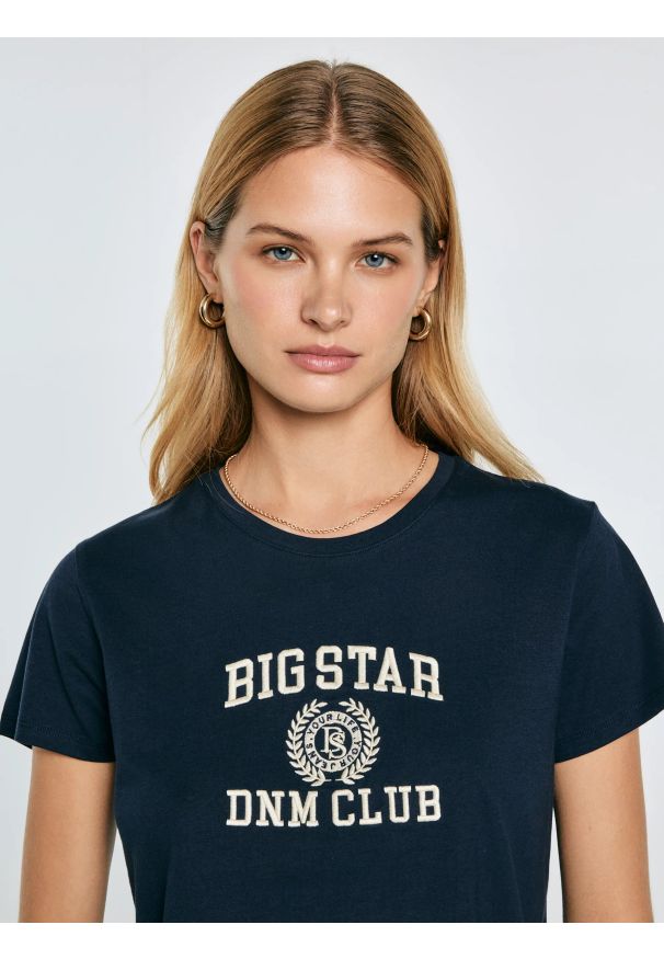 Big-Star - Koszulka damska z haftem granatowa Bensa 403. Okazja: na co dzień. Kolor: niebieski. Materiał: bawełna, jeans, dzianina. Wzór: haft. Styl: sportowy, casual, klasyczny