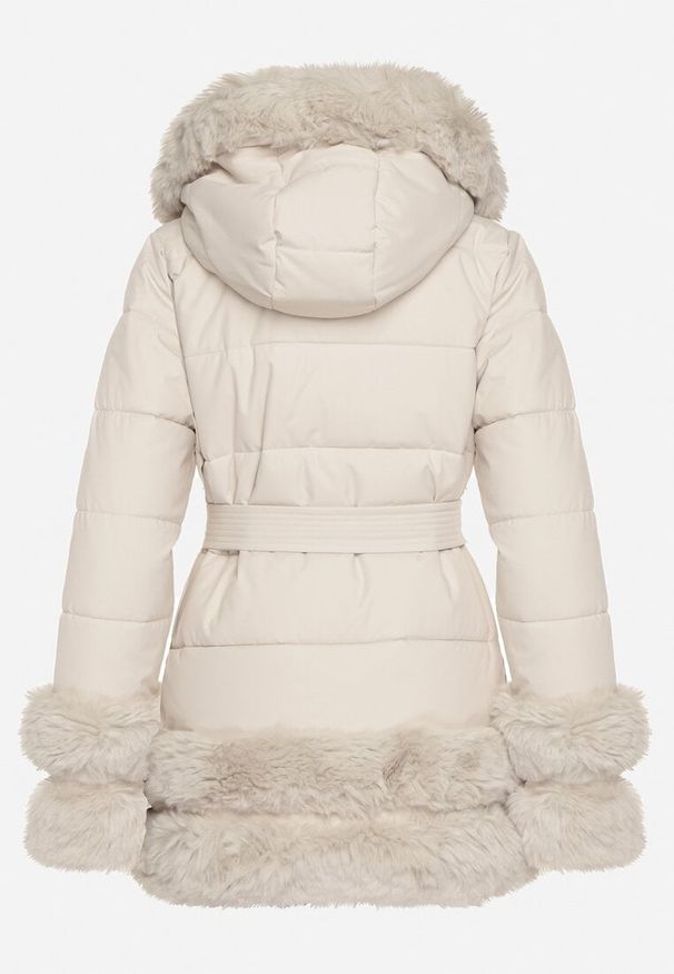 Born2be - Jasnobeżowa Taliowana Kurtka z Paskiem Kapturem i Ozdobnym Futrem Rainaria. Okazja: do pracy, na co dzień, na spotkanie biznesowe. Kolor: beżowy. Materiał: futro. Styl: casual, retro, elegancki, biznesowy