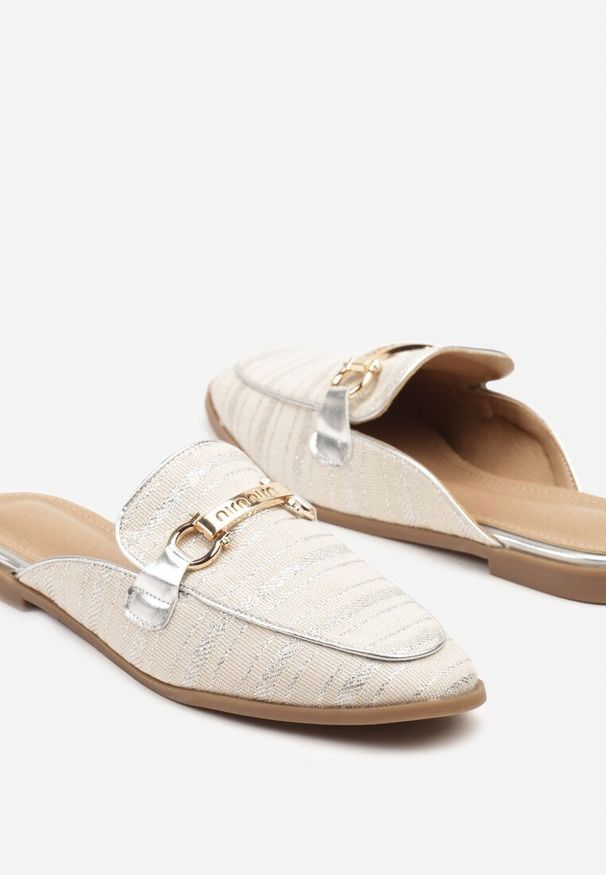 Born2be - Beżowo-Srebrne Klapki Mule Ozdobione Klamerką i Błyszczącą Nicią Tateris. Okazja: na co dzień. Kolor: beżowy. Materiał: jeans. Wzór: aplikacja. Sezon: lato. Obcas: na obcasie. Styl: casual, elegancki. Wysokość obcasa: niski