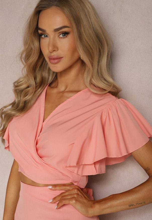 Renee - Różowy Komplet 2-Częściowy Krótki Top z Wiązaniem Spódnica z Falbankami i Gumką w Pasie Clementis. Kolor: różowy. Materiał: materiał