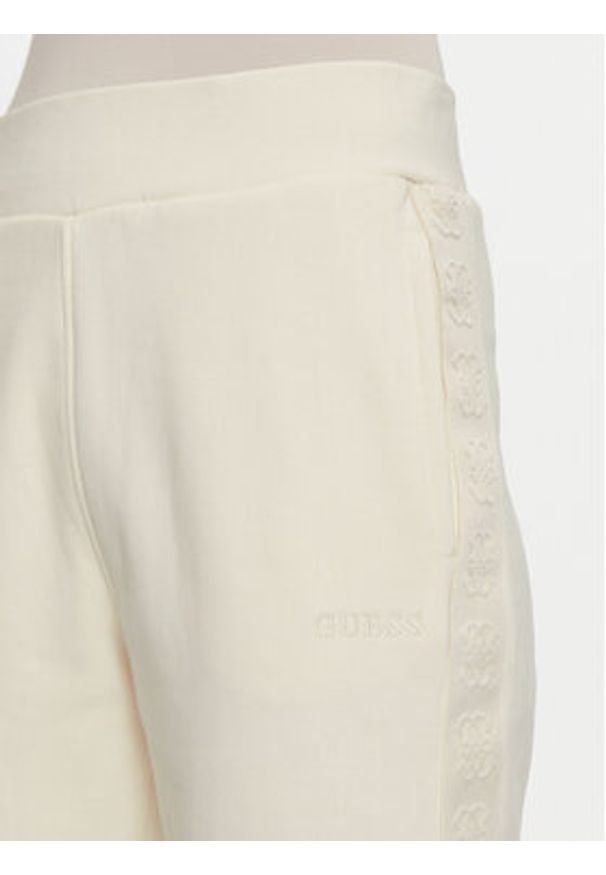 Guess Spodnie dresowe Stacie V4BB00 KC5O0 Écru Regular Fit. Materiał: bawełna