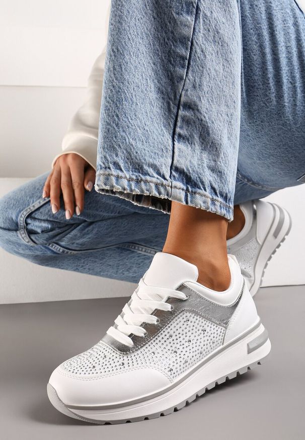 Renee - Białe Sznurowane Sneakersy z Ekoskóry z Cyrkoniami na Grubej Podeszwie Arpite. Nosek buta: okrągły. Zapięcie: sznurówki. Kolor: biały. Materiał: jeans. Wzór: aplikacja