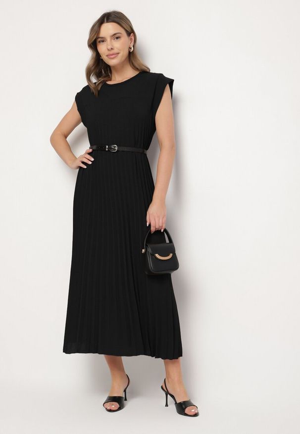 Born2be - Czarna Plisowana Sukienka Mavence. Okazja: na co dzień. Kolor: czarny. Wzór: nadruk. Styl: klasyczny, casual