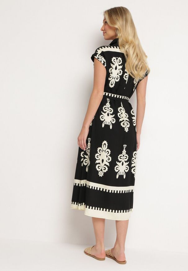 Born2be - Czarna Rozkloszowana Sukienka w Stylu Boho Zapinana na Guziki z Materiałowym Paskiem Inferi. Typ kołnierza: dekolt w serek. Kolor: czarny. Materiał: materiał. Długość rękawa: krótki rękaw. Styl: boho