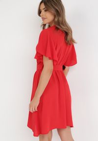 Born2be - Czerwona Sukienka Clymelaia. Kolor: czerwony. Materiał: tkanina. Długość rękawa: krótki rękaw. Wzór: gładki. Typ sukienki: rozkloszowane, kopertowe. Długość: mini #2