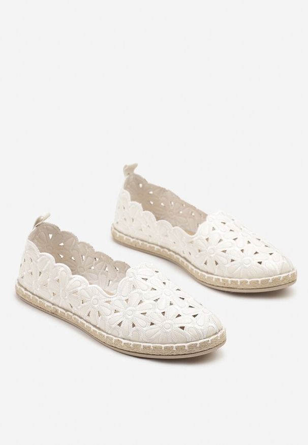 Born2be - Białe Espadryle z Ażurową Cholewką i Ozdobnymi Przeszyciami Borkia. Okazja: na co dzień, na spotkanie biznesowe, do pracy. Kolor: biały. Szerokość cholewki: normalna. Wzór: ażurowy. Sezon: lato. Obcas: na płaskiej podeszwie. Styl: biznesowy, elegancki, casual