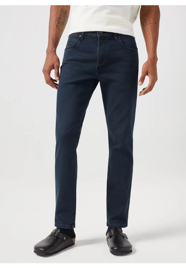 Męskie Spodnie Jeansowe Wrangler Larston Cloudy Skies 112350840, W33 L34. Okazja: na co dzień. Stan: obniżony. Długość: długie. Styl: klasyczny, casual, elegancki
